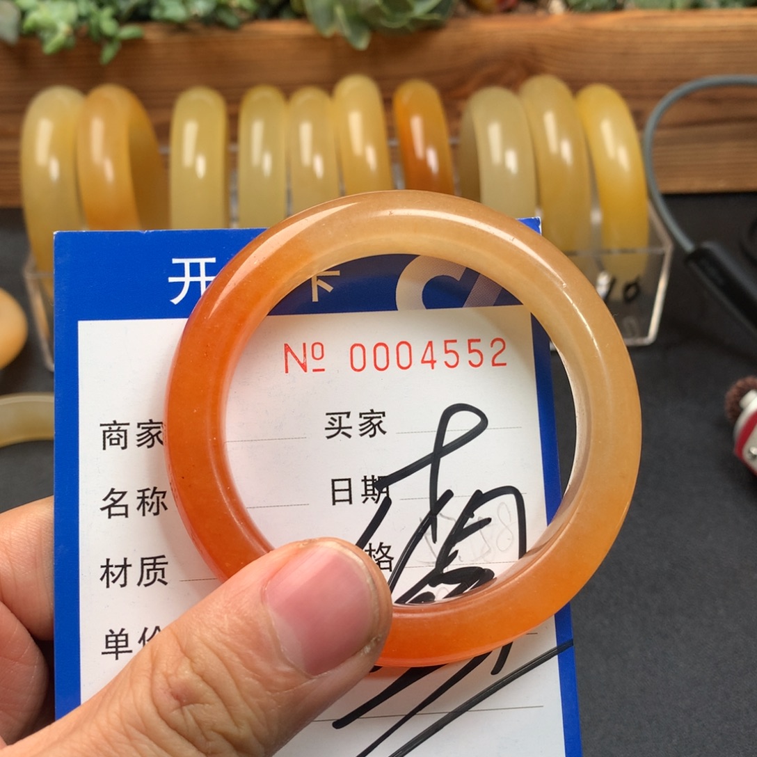 未镶嵌石英质玉（黄龙玉）手镯