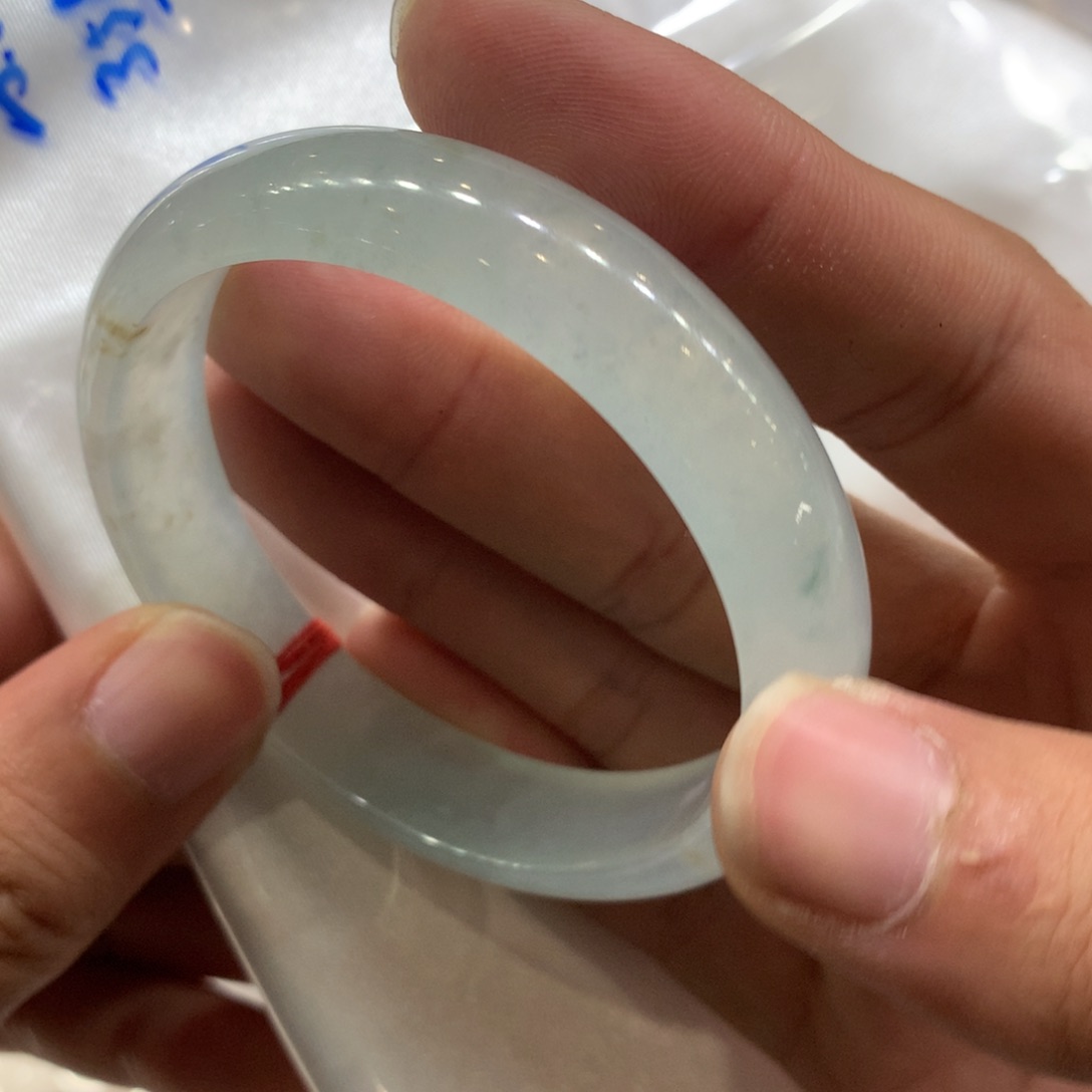 翡翠手镯未镶嵌翡翠