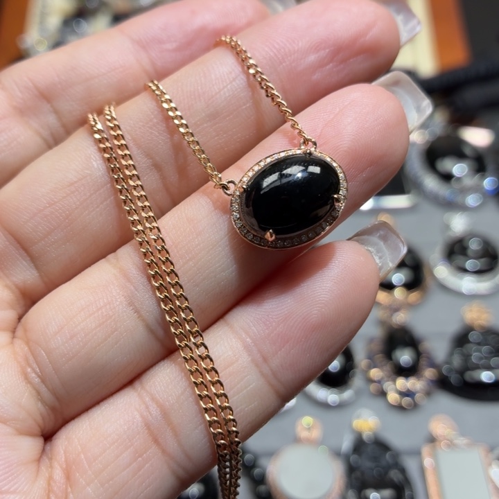 翡翠18K金镶嵌颈饰