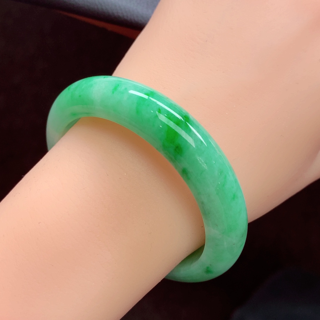 翡翠手镯未镶嵌翡翠