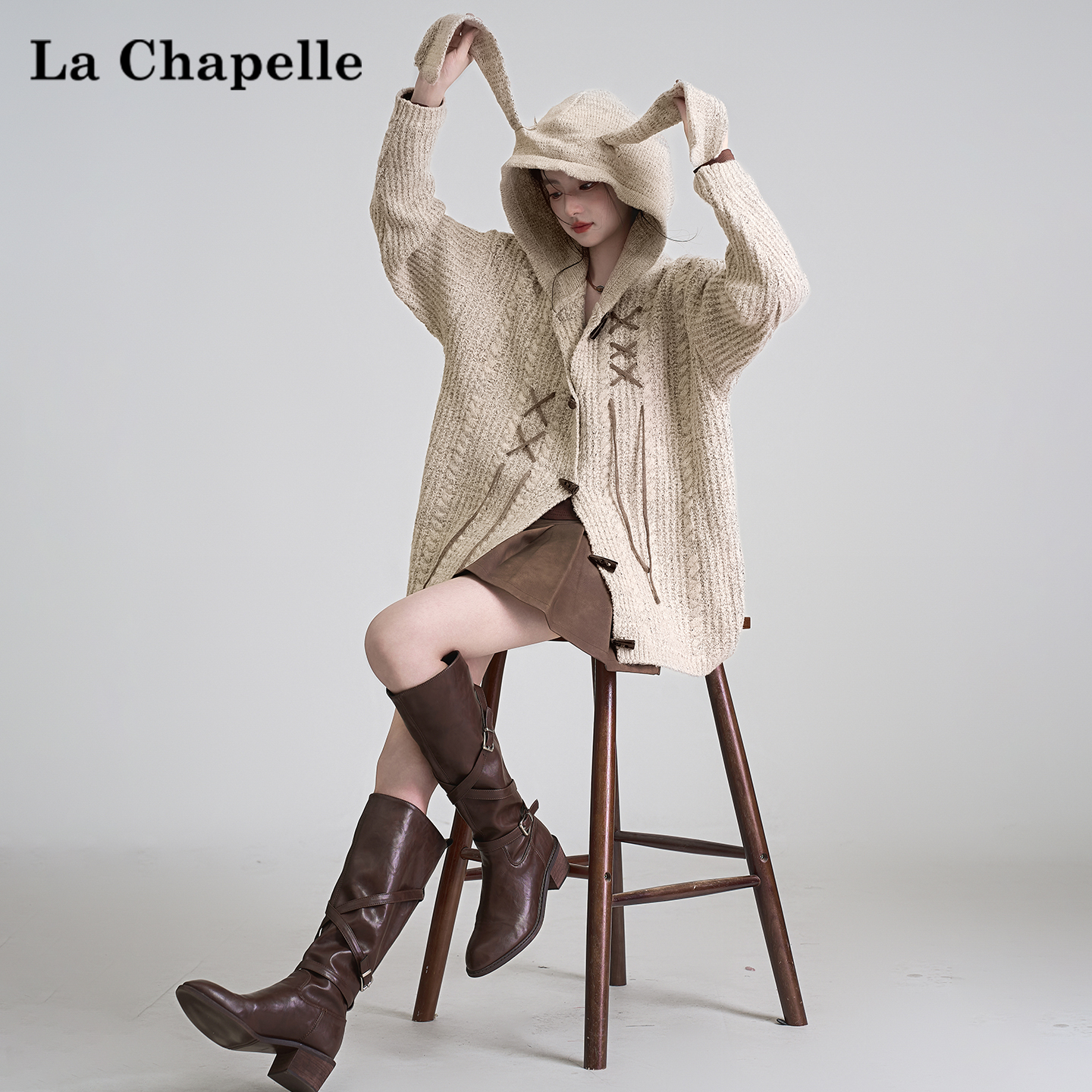 拉夏贝尔慵懒风兔耳朵连帽麻花毛衣外套女牛角扣设计感针织衫上衣