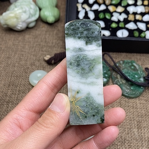 独山玉颈饰未镶嵌