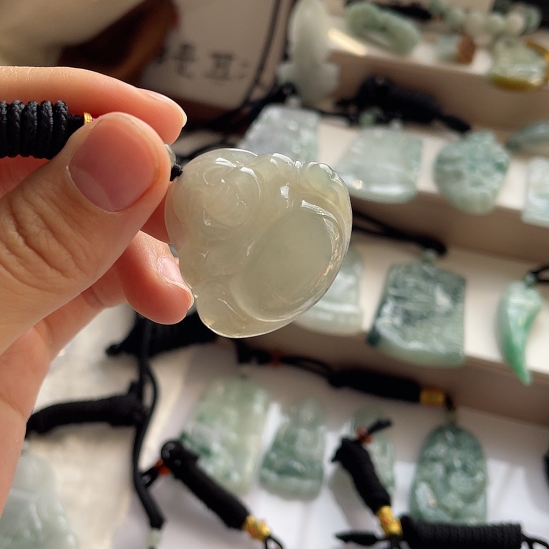 翡翠未镶嵌颈饰佛公