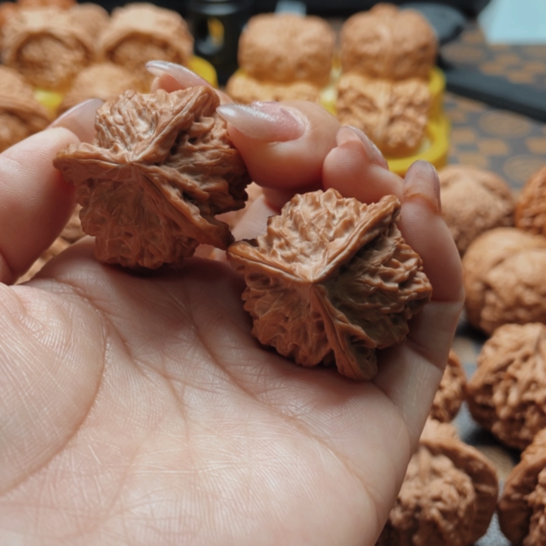 风***王桃核把件盘山三棱