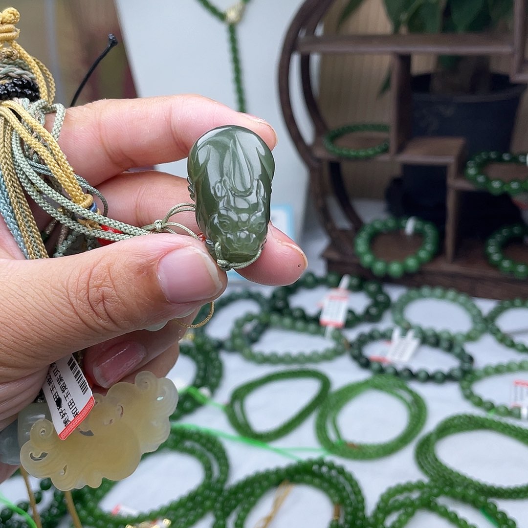 颈饰未镶嵌和田玉湖水绿貔貅
