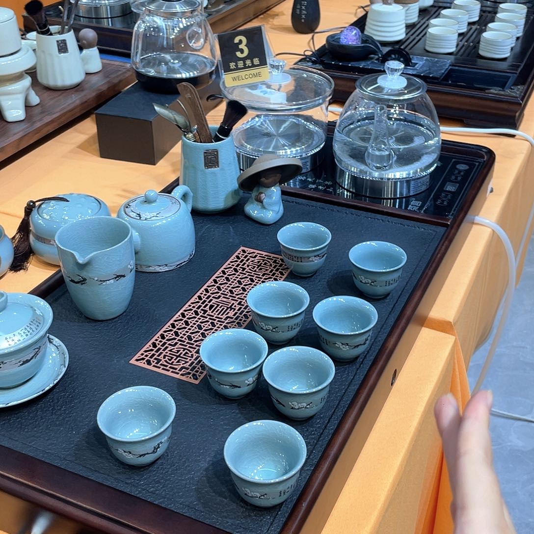 瓷片茶盘里还有个杯子里是