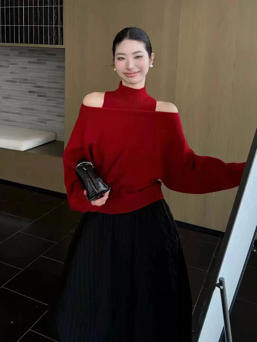 【温柔伴侣】秋冬气质半高领打底背心叠穿一字露肩红色毛衣套装女