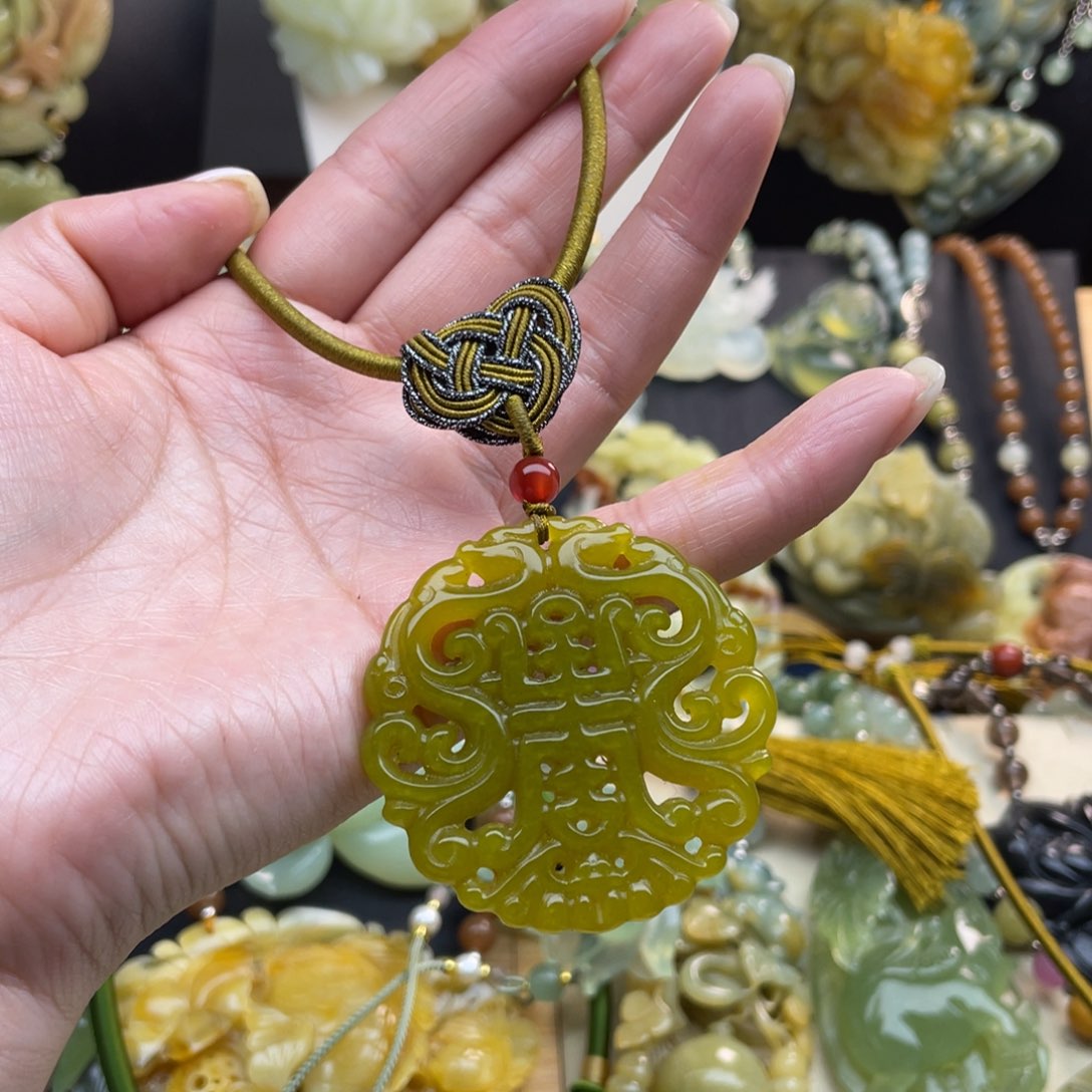 蛇纹石玉颈饰未镶嵌