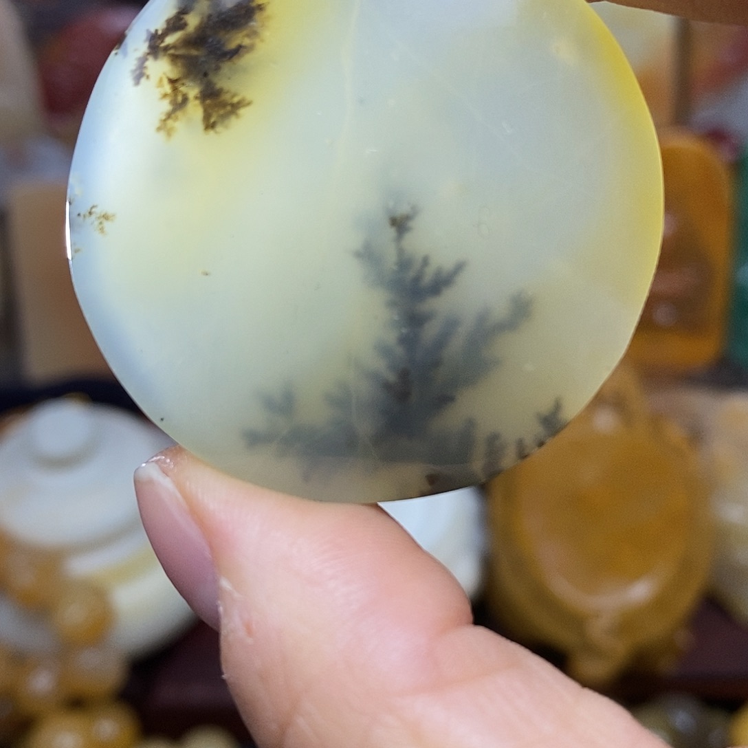 石英质玉（黄龙玉）颈饰未镶嵌