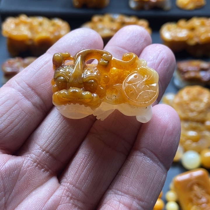 悟***石英质玉（黄龙玉）未镶嵌颈饰