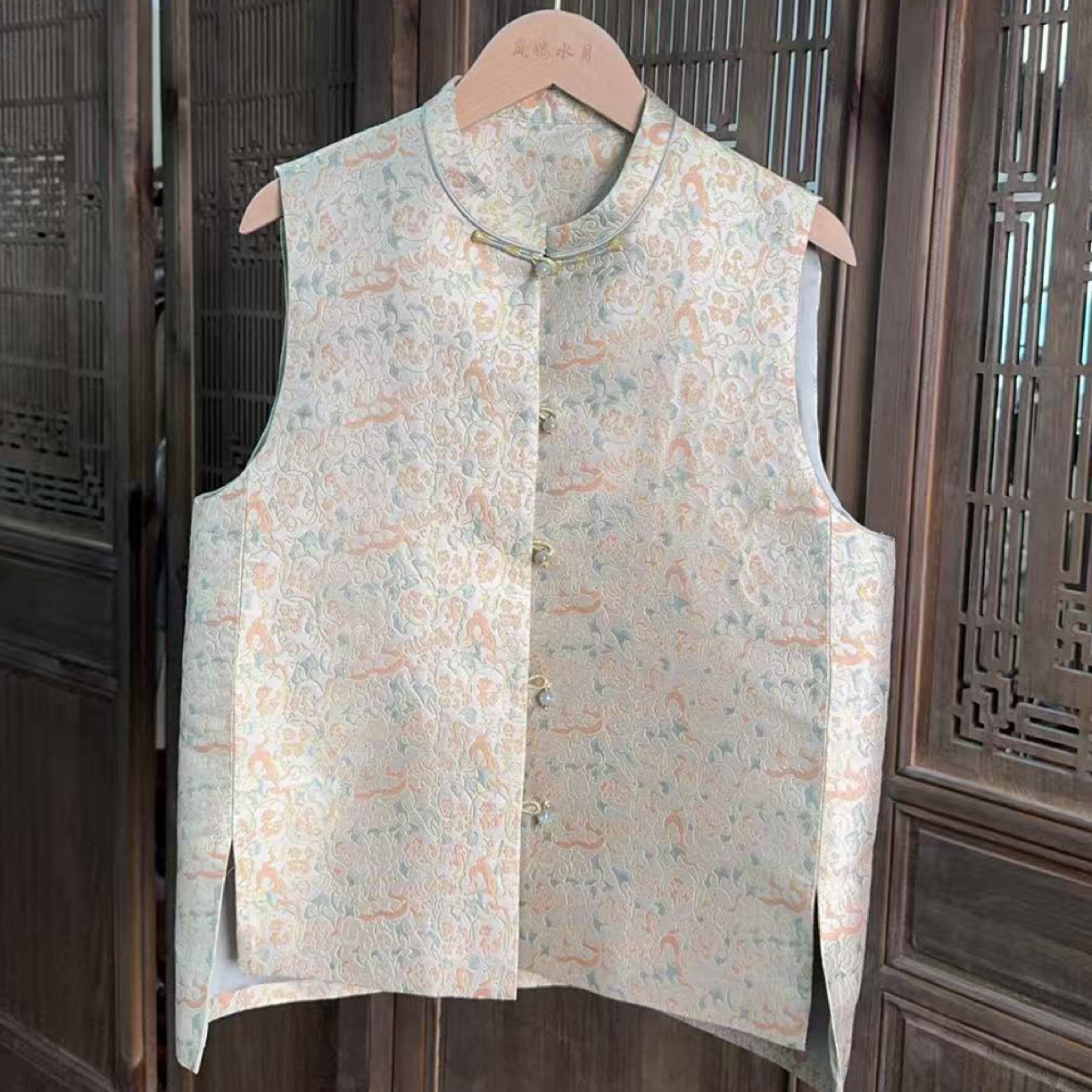 RE00779白色夔龙纹马甲