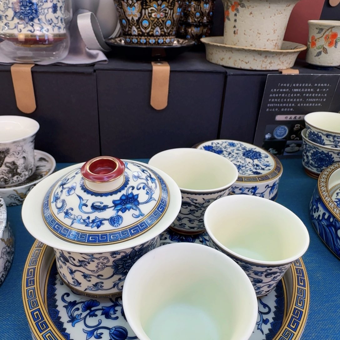 盖碗里的水煮开后放入