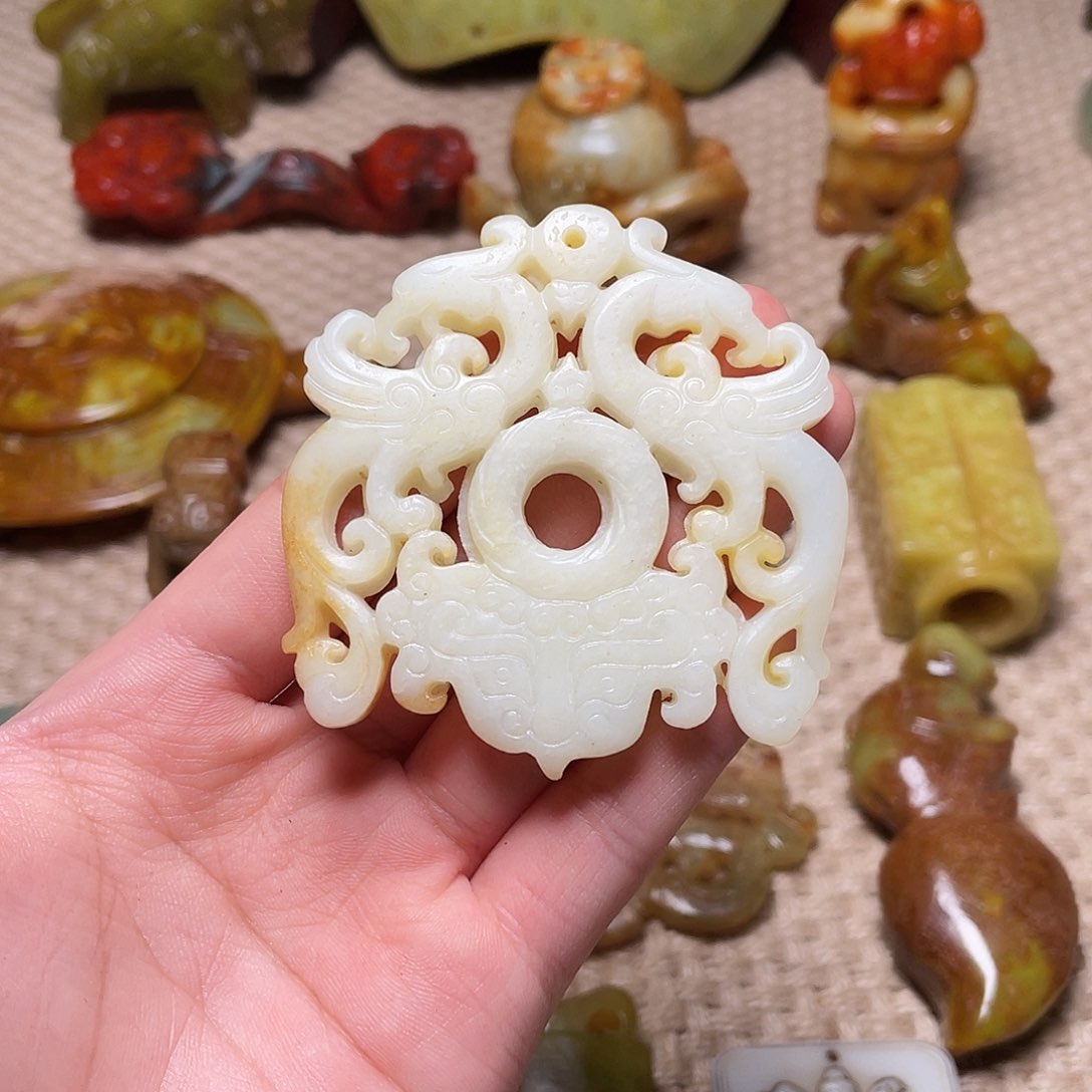 蛇纹石玉未镶嵌颈饰