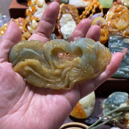 妍***妍蛇纹石玉未镶嵌颈饰