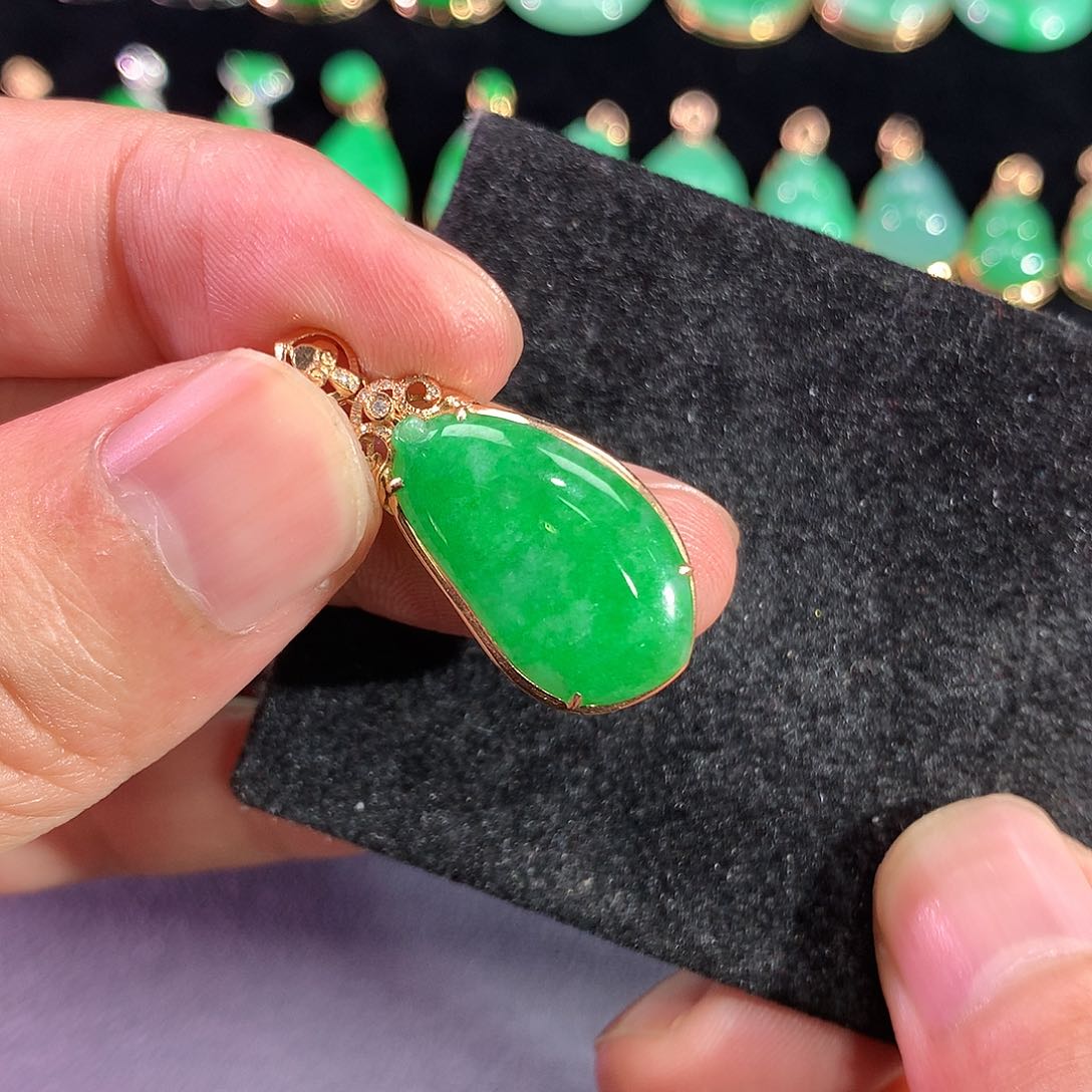 翡翠吊坠(赠链)18K金镶嵌