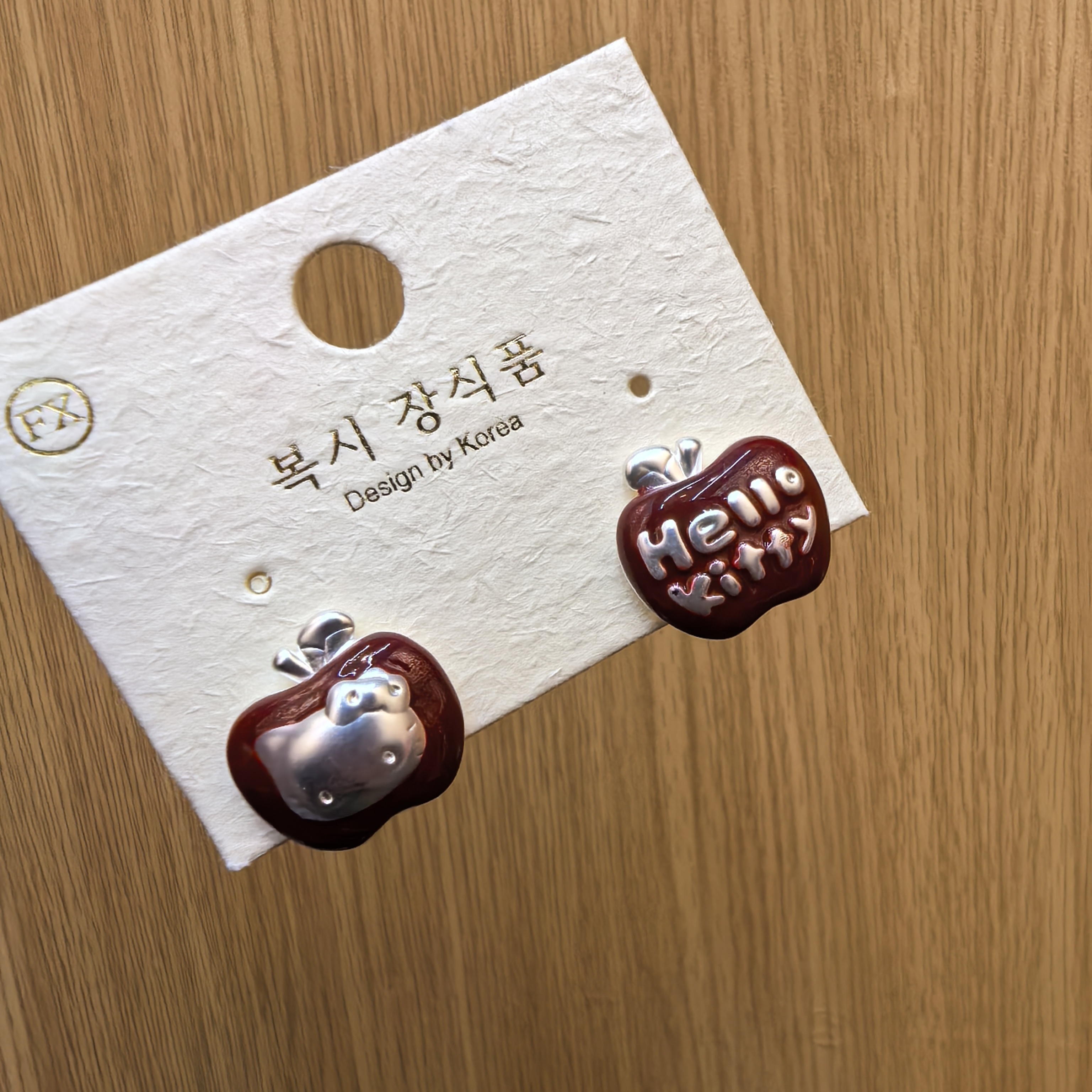 B441银色小KT红色苹果耳钉耳饰