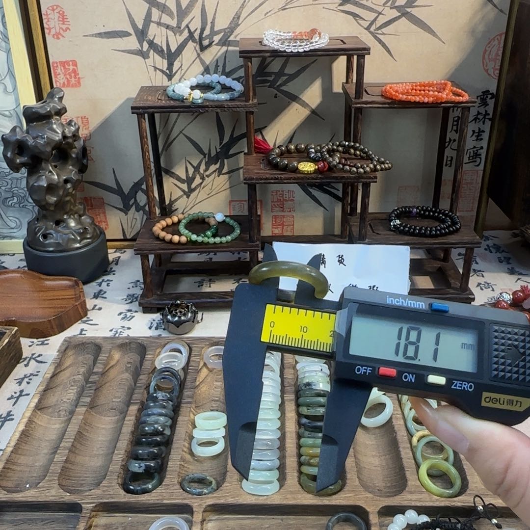 蛇纹石玉颈饰合金