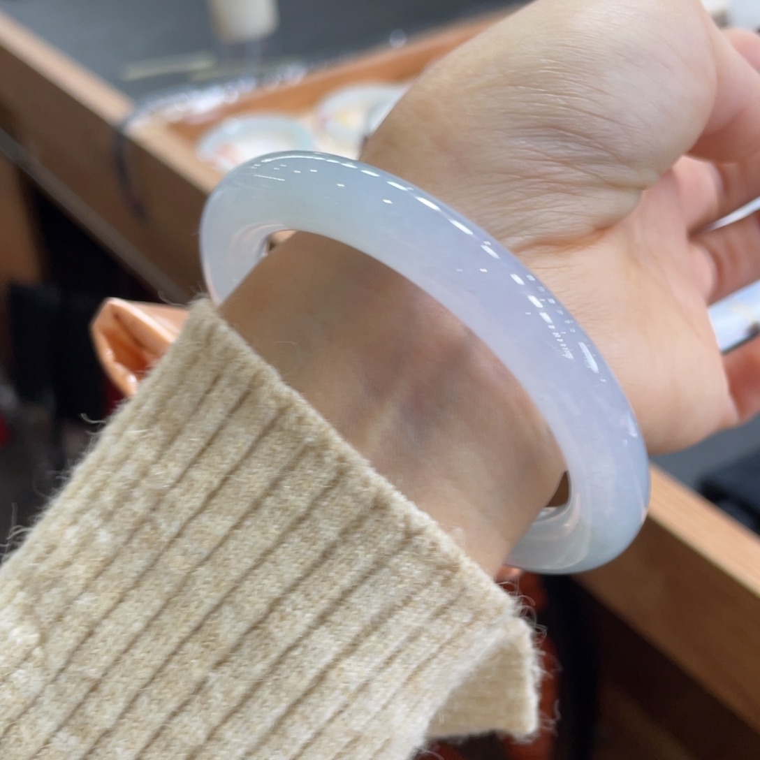 翡翠手镯未镶嵌56-57春彩圆条