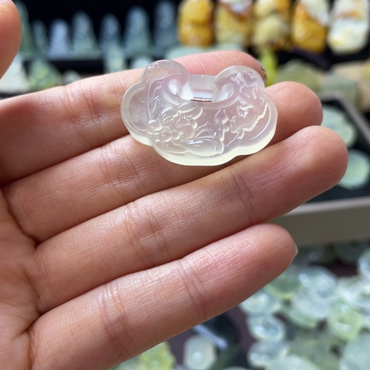 蛇纹石玉颈饰未镶嵌做***?