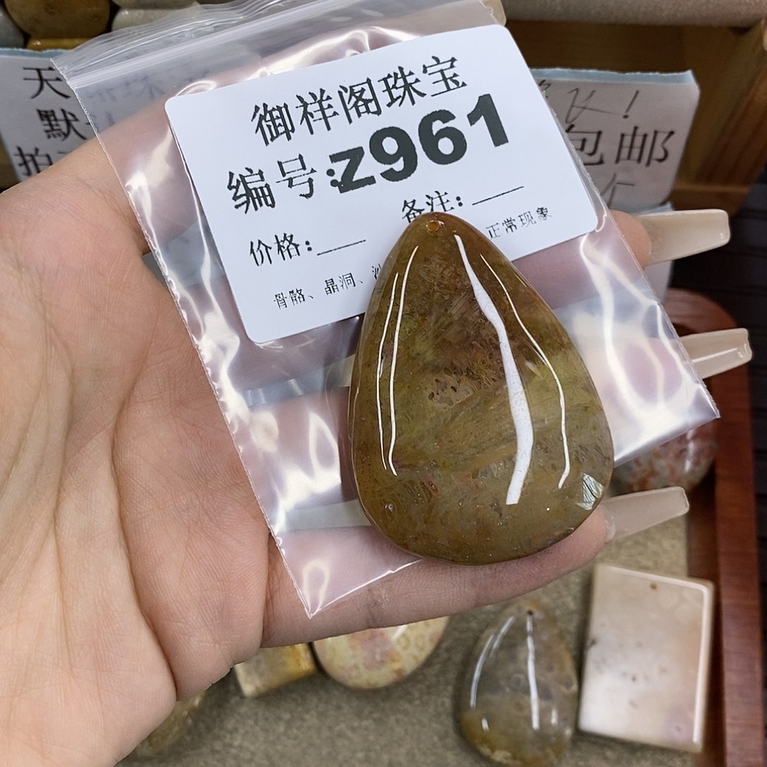 石英质玉未镶嵌颈饰企***队
