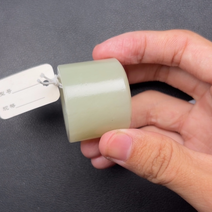 那***师和田玉未镶嵌颈饰