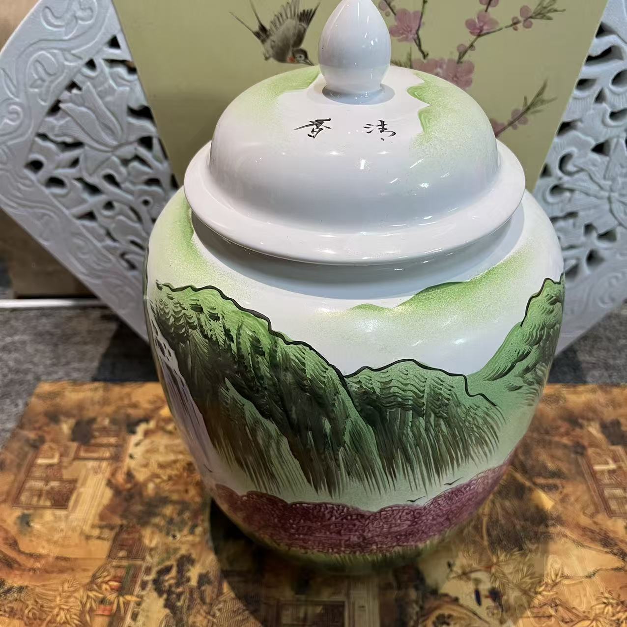 景德镇手绘山水陶瓷盖罐