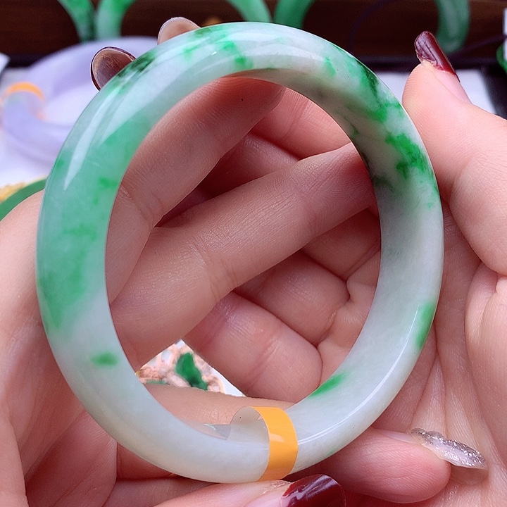 翡翠手镯未镶嵌翡翠