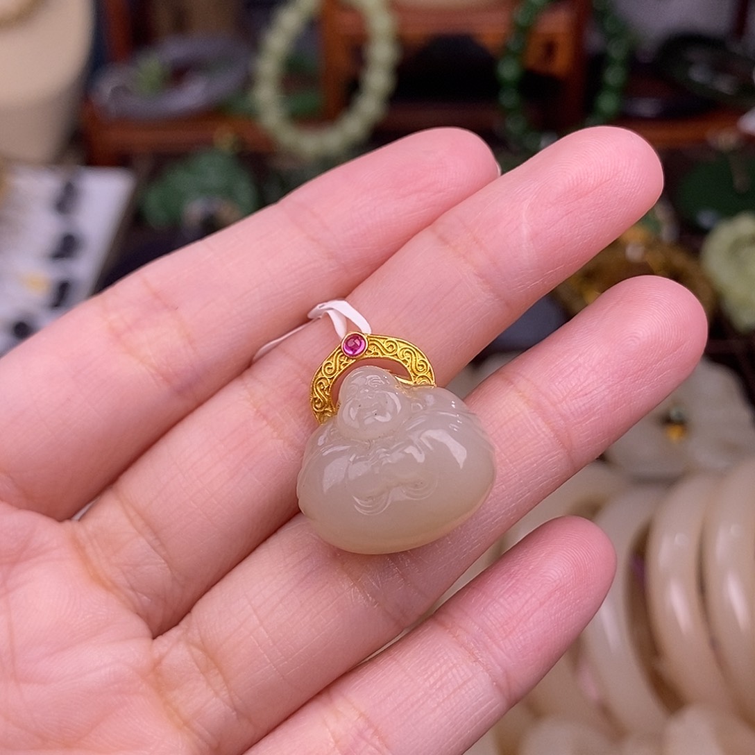 和田玉熟藕粉浓色18.K金清货价抱抱佛未镶嵌