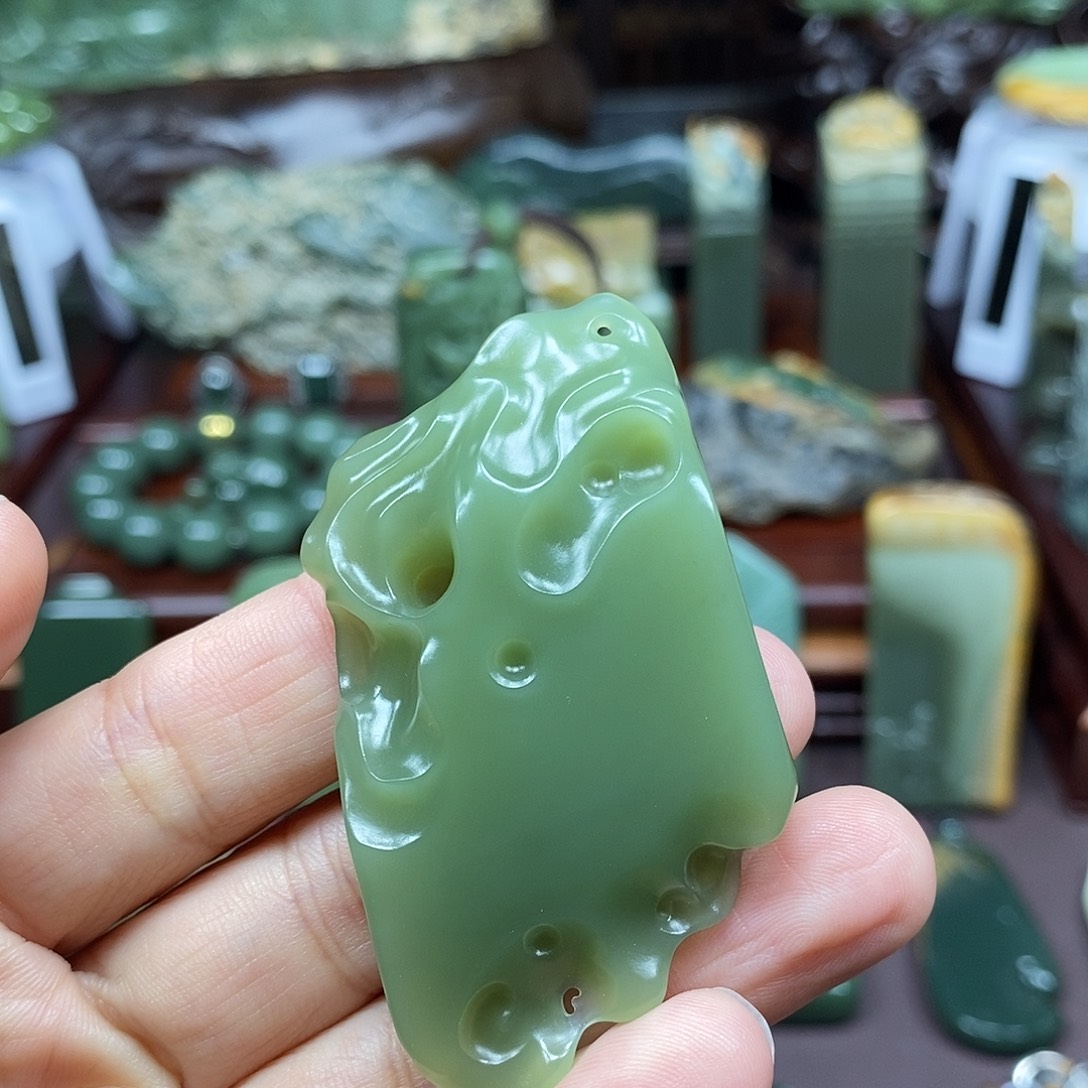 一***柴岫岩老玉（透闪石质玉）未镶嵌颈饰