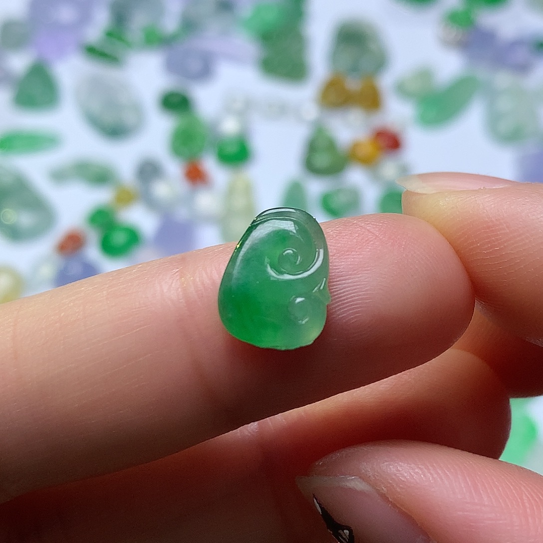 翡翠未镶嵌颈饰如意