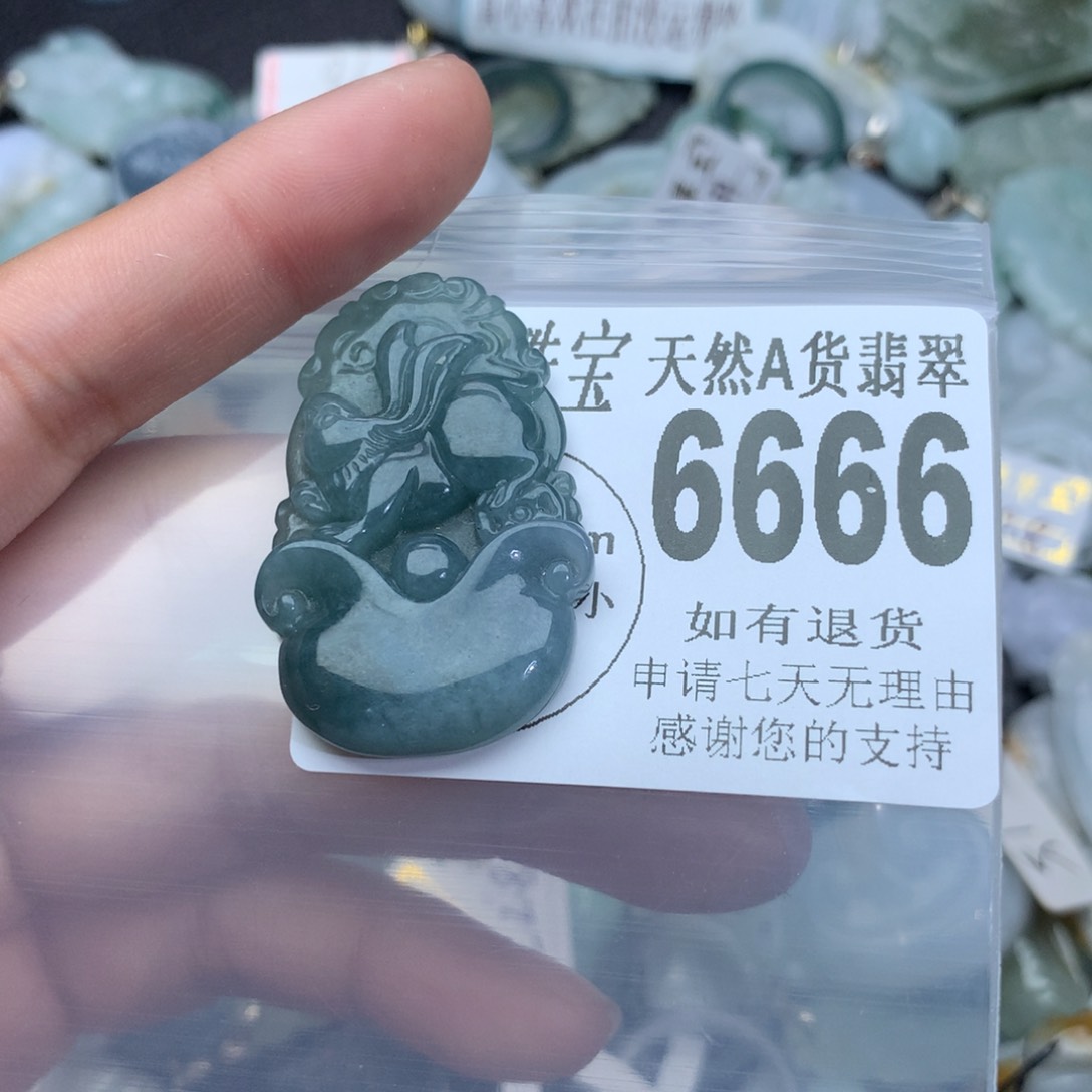 翡翠颈饰未镶嵌6666。