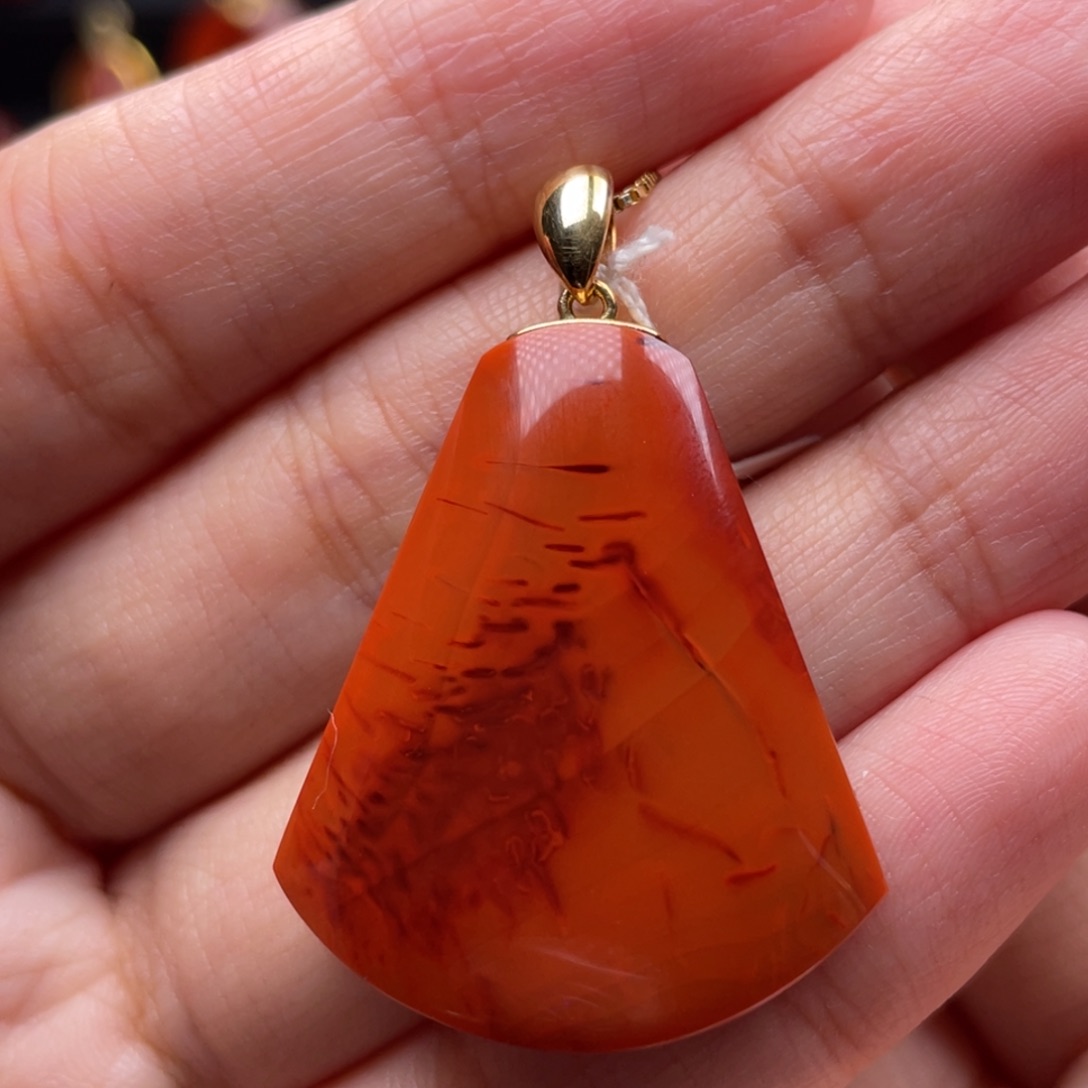 南红玛瑙18K金镶嵌珠宝奇石扇形吊坠