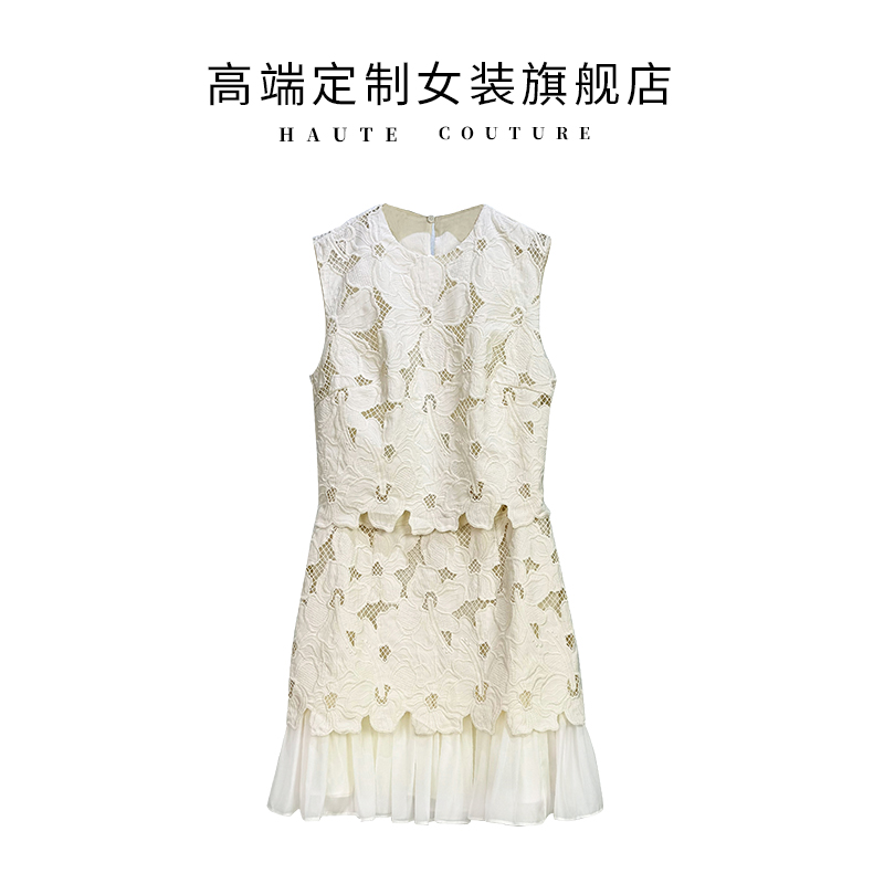 夏季2025设计感法式奶油色蕾丝镂空刺绣花朵露背无袖百褶连衣裙