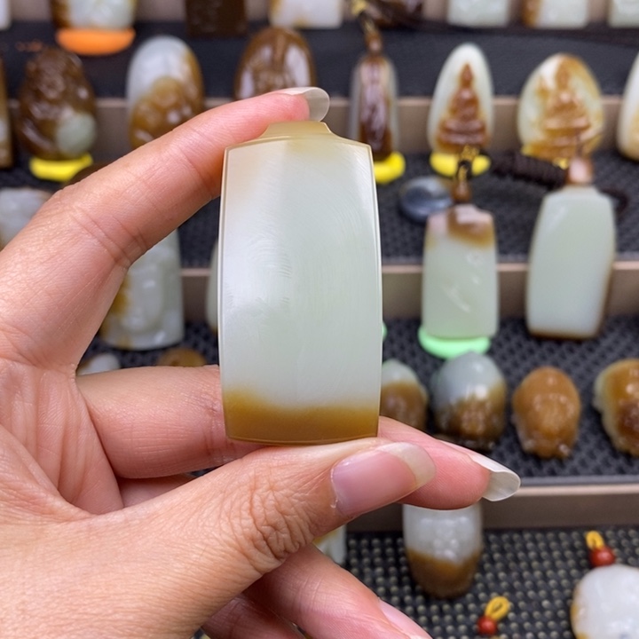 K***k和田玉未镶嵌颈饰