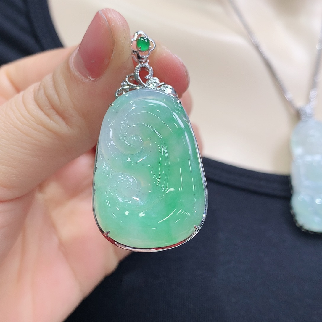 翡翠颈饰18K金镶嵌如意