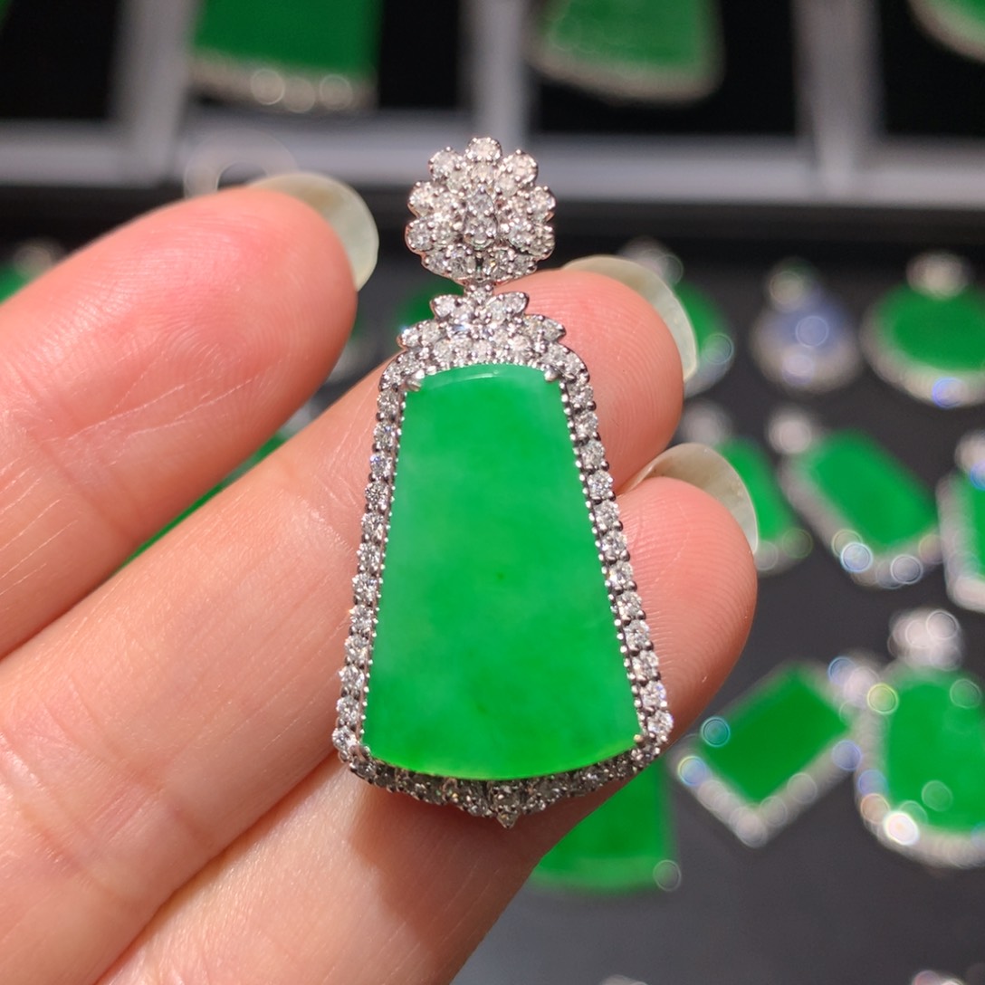 翡翠颈饰18K金镶嵌翡翠