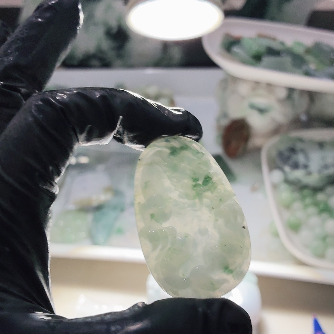 翡翠未镶嵌颈饰边角料