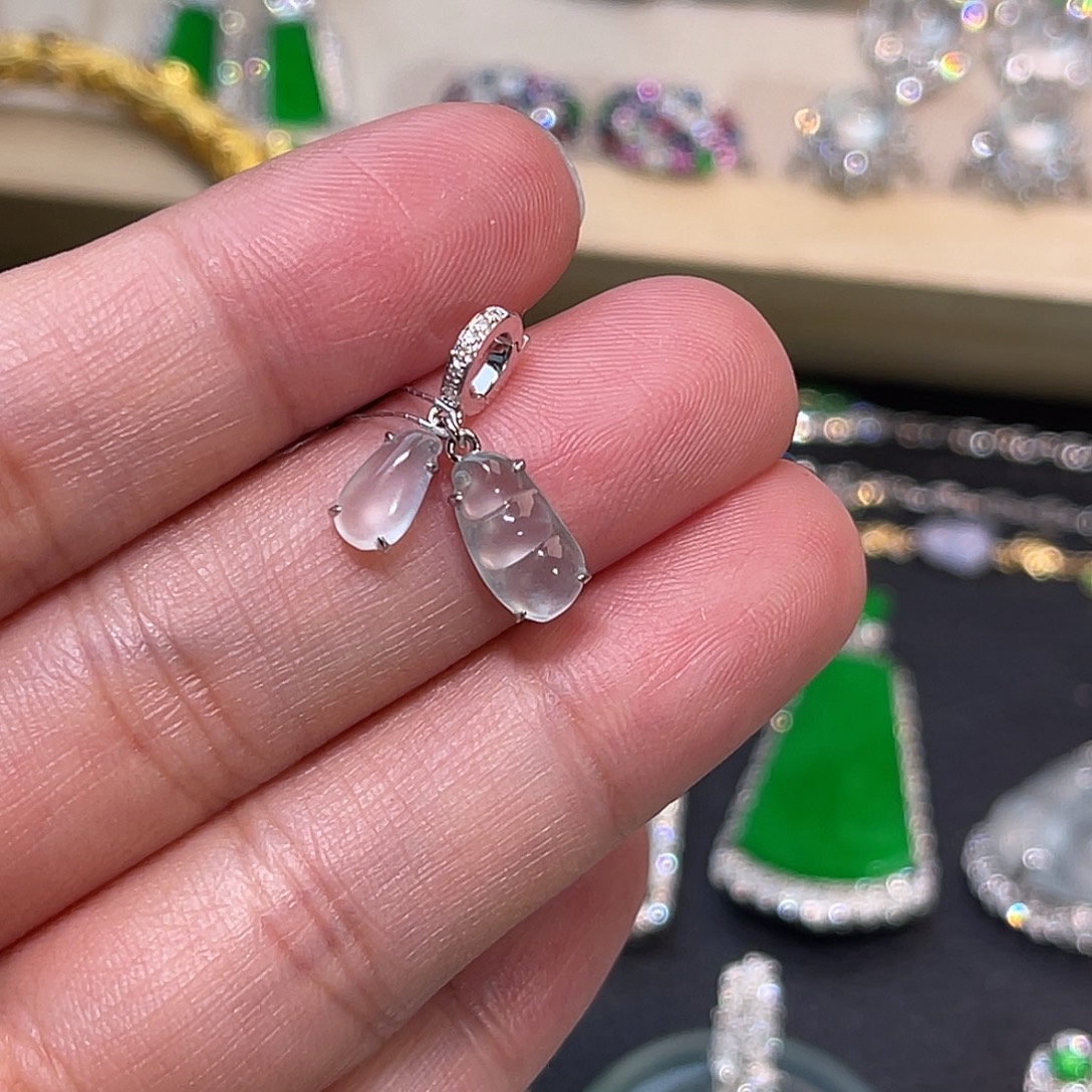 翡翠18K金镶嵌颈饰福豆