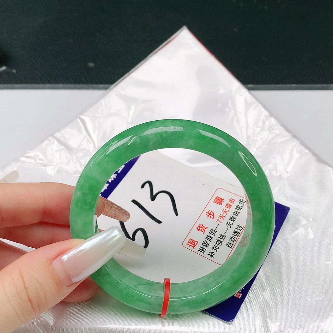 翡翠手镯未镶嵌翡翠手镯