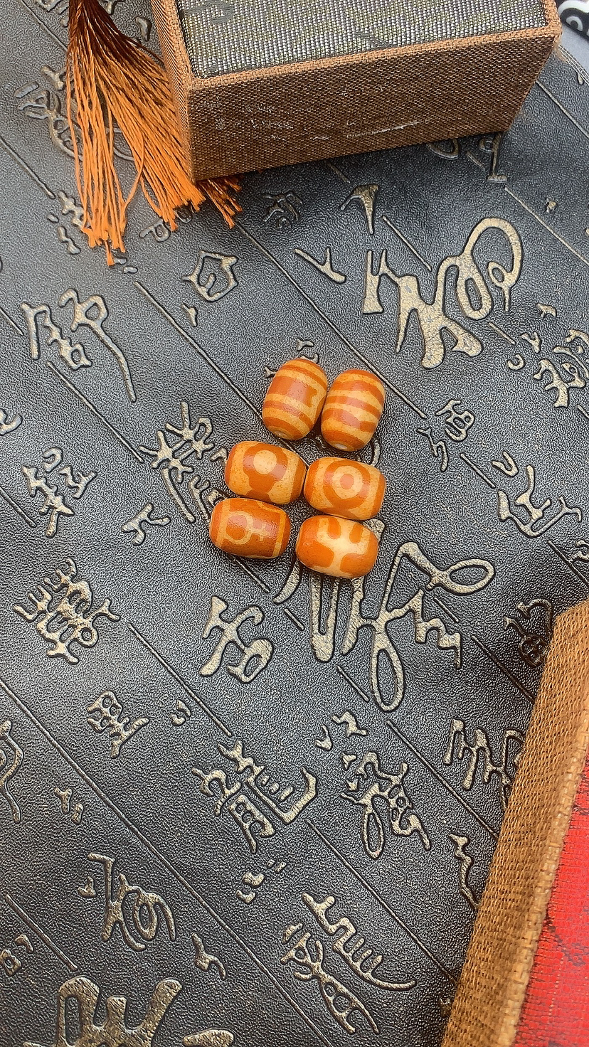 红肉满砂小尺寸高油满风化白芯三眼贵人虎牙玛瑙吊坠配饰多样性