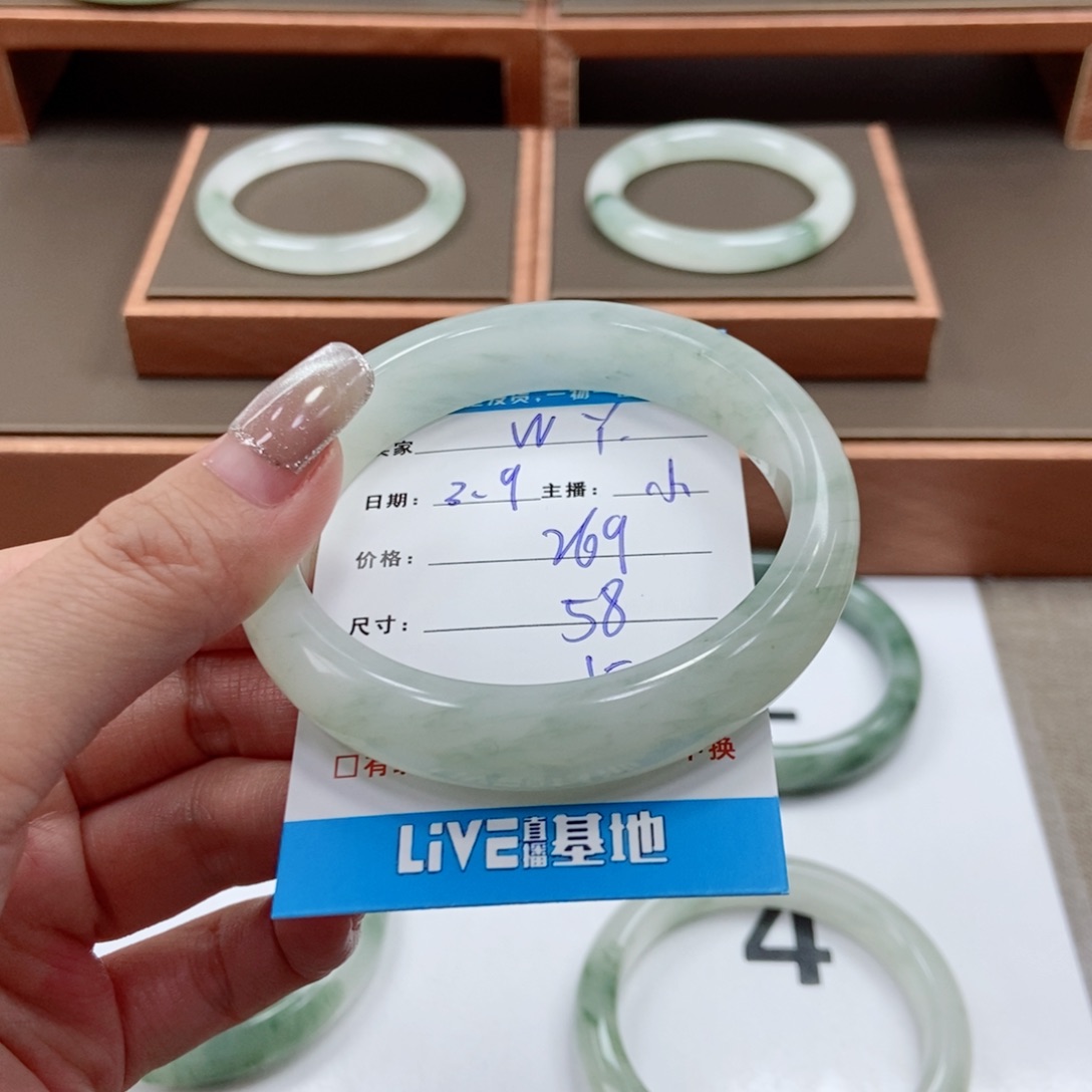 石英质玉手镯未镶嵌?**Y