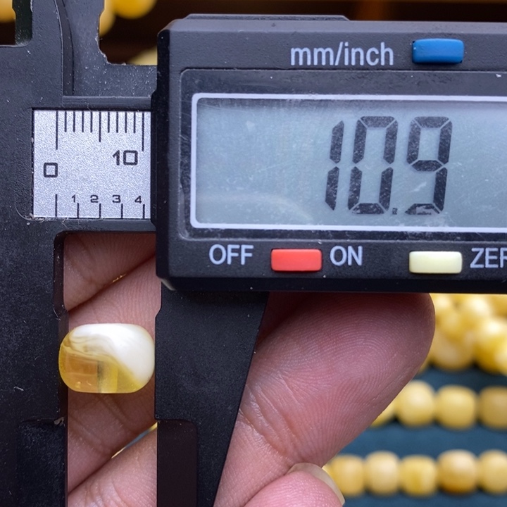 琥珀未镶嵌裸石28号11*7.8喇叭口微瑕