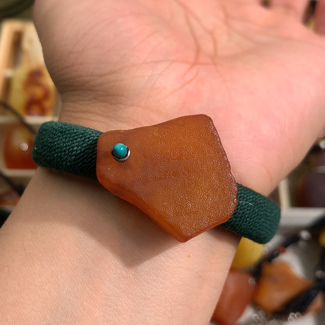 蜜蜡裸石未镶嵌在