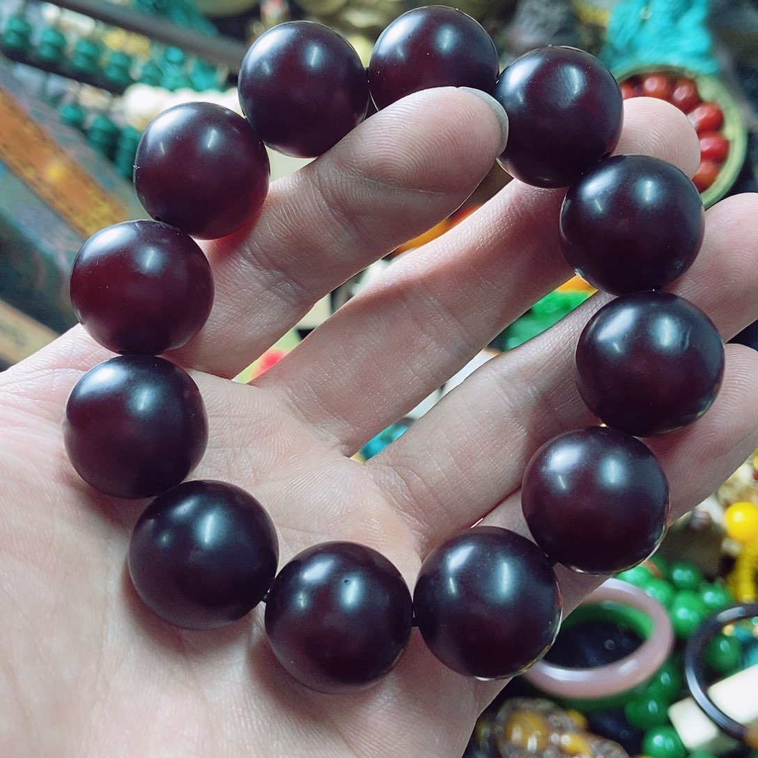 琥珀裸石未镶嵌摆件设计的时候也是很有创意的