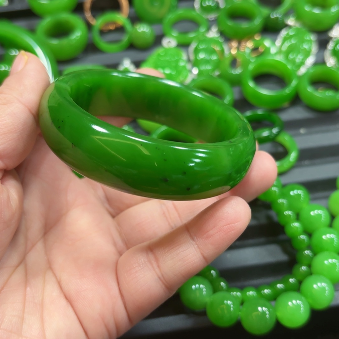 和田玉镯子未镶嵌有**美