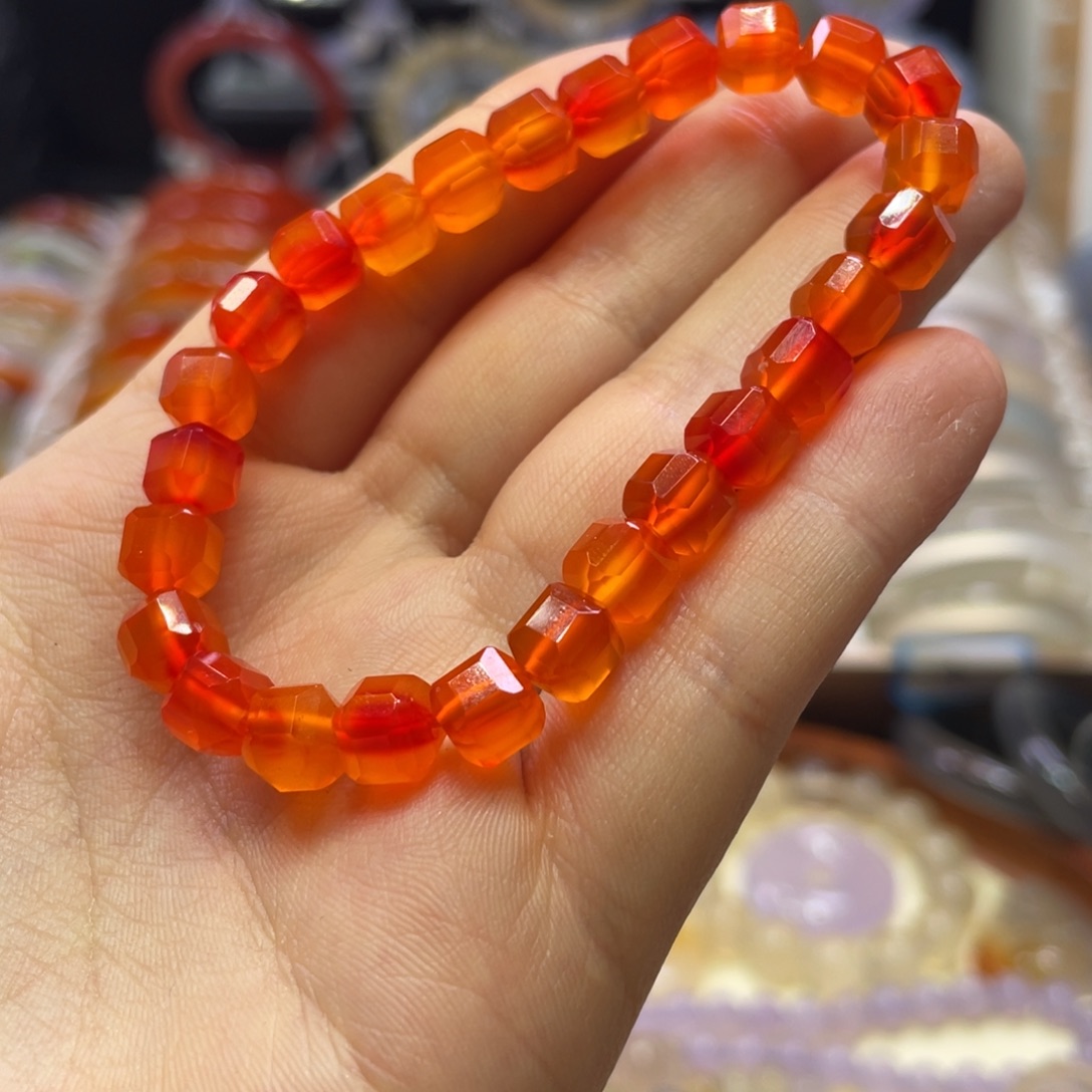 玛瑙/玉髓方糖手串未镶嵌不同角度不同光线下色不同