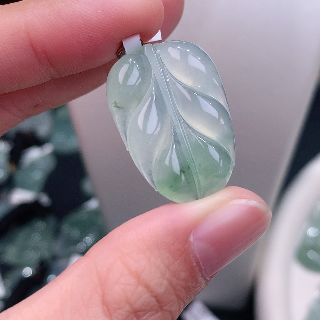 颈饰18K金镶嵌翡翠高冰飘花叶子