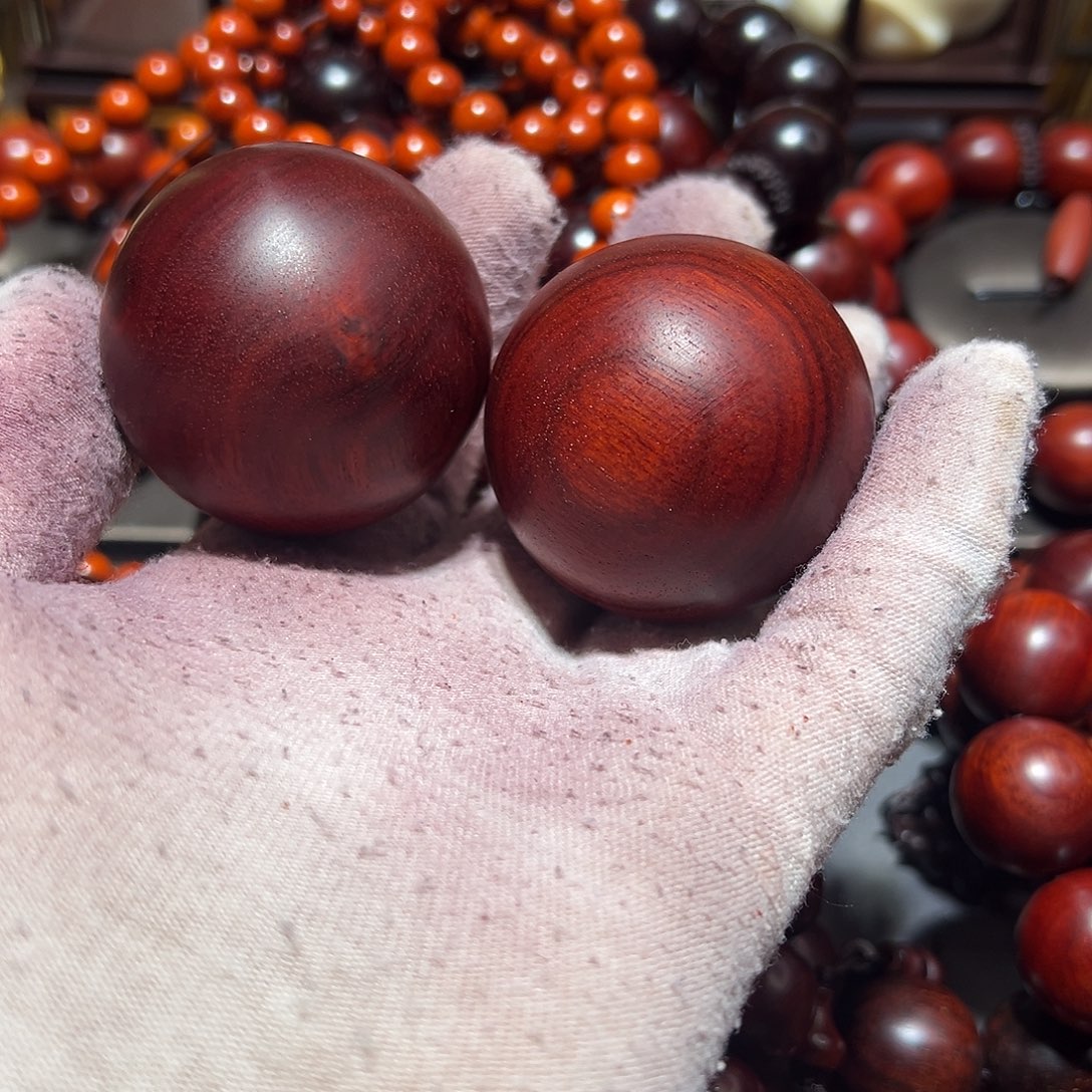 染料紫檀（血檀）4.5鸡血红手球