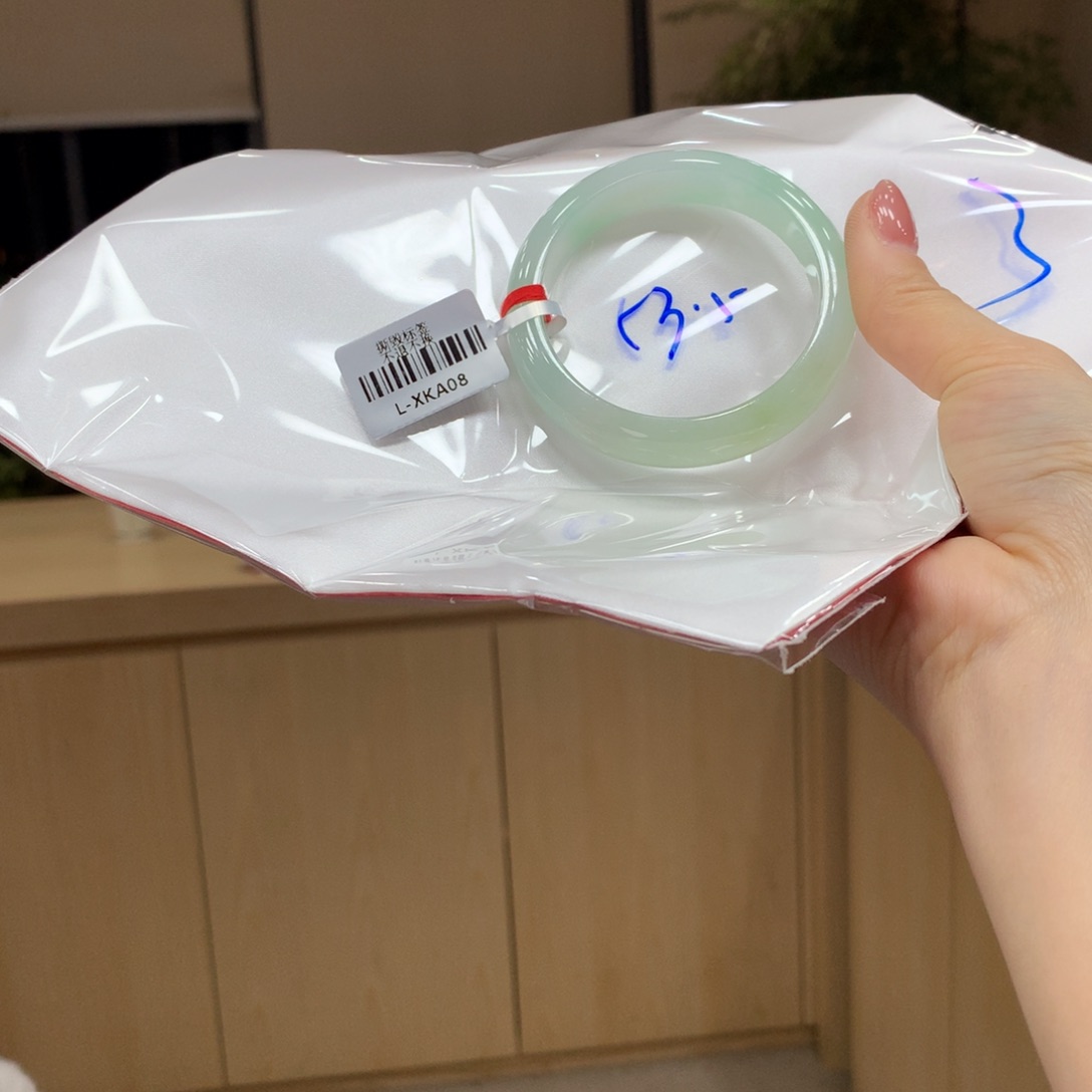 翡翠手镯未镶嵌不退不换