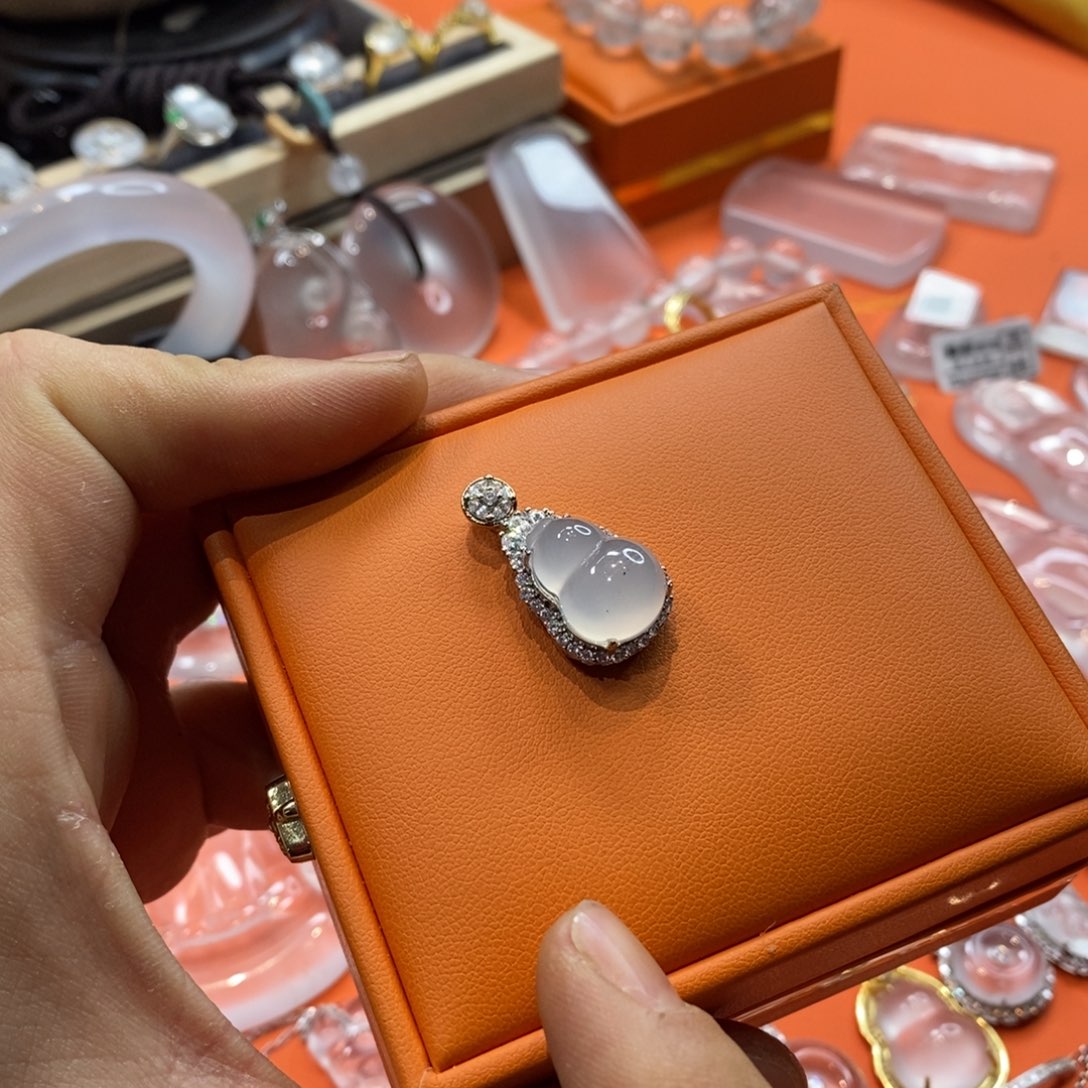 石英质玉吊坠未镶嵌